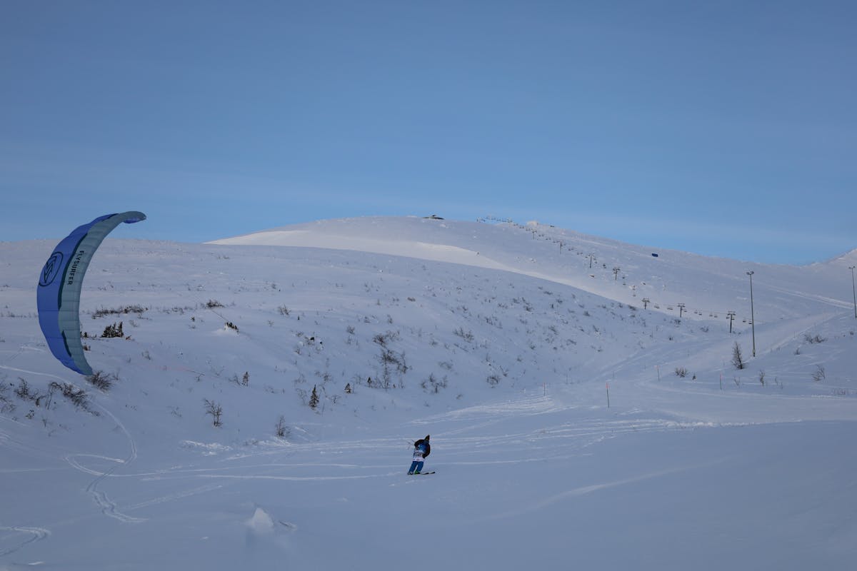 Norsk hytte ved fjorden